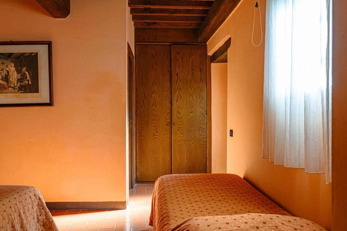 卢卡Fiume Bagni的Agriturismo钢琴